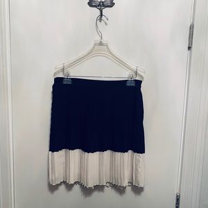 Black n white vince camuto pleated skirt sz 4